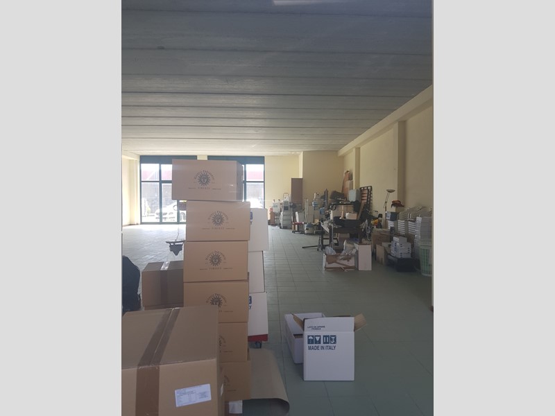 Capannone in Vendita a Lucca, zona Sant'Anna, 280'000€, 240 m²