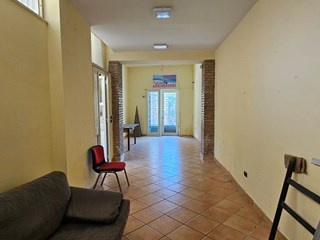 Ufficio in Affitto a Lusciano, zona Via Macedonia, 1'000€, 100 m²