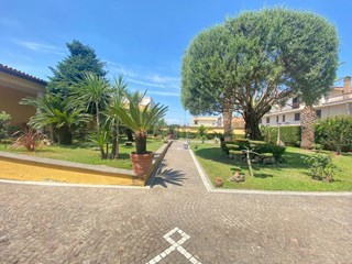 Casa Indipendente in Vendita a Parete, zona Via Giancarlo Siani, 800'000€, 2000 m²