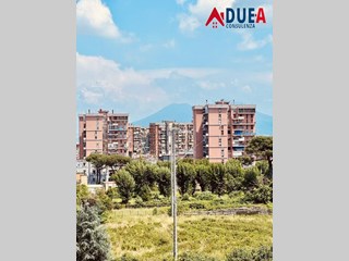 Quadrilocale in Vendita a Napoli, zona Via dell'Abbondanza, Piscinola, 135'000€, 130 m²