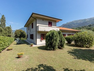 Villa in Vendita a Camaiore, zona Pontemazzori, 700'000&euro;, 218 m², con Box
