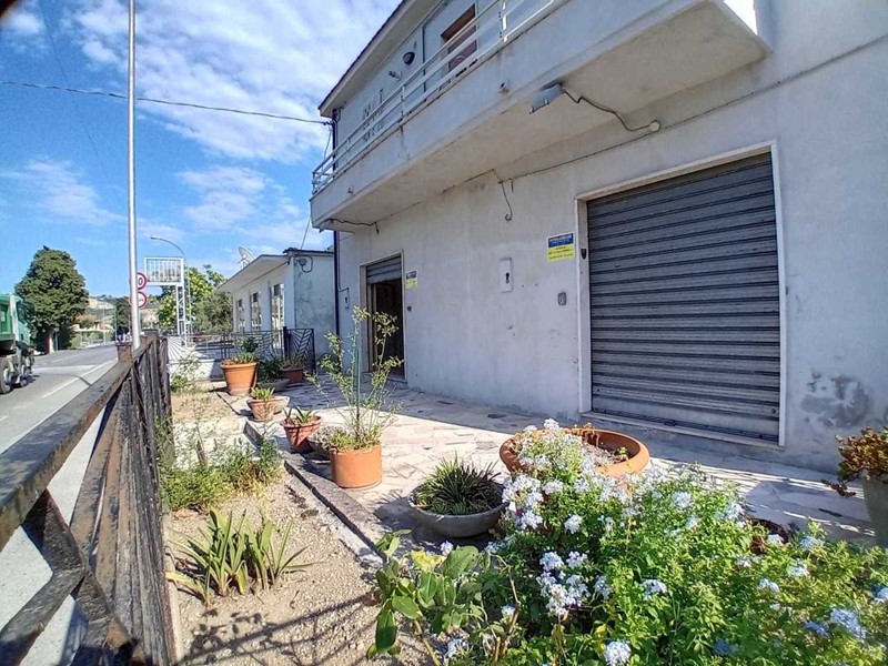 Immobile commerciale in Vendita a Scafa, zona Semicentro, 105'000&euro;, 129 m²