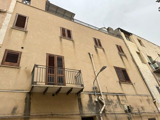 Casa Indipendente in Vendita a Alcamo, zona VIA MASANIELLO, 121'000€, 237 m²