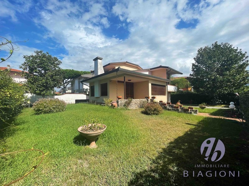 Villa in Vendita a Pietrasanta, zona Tonfano, 1'200'000€, 200 m²