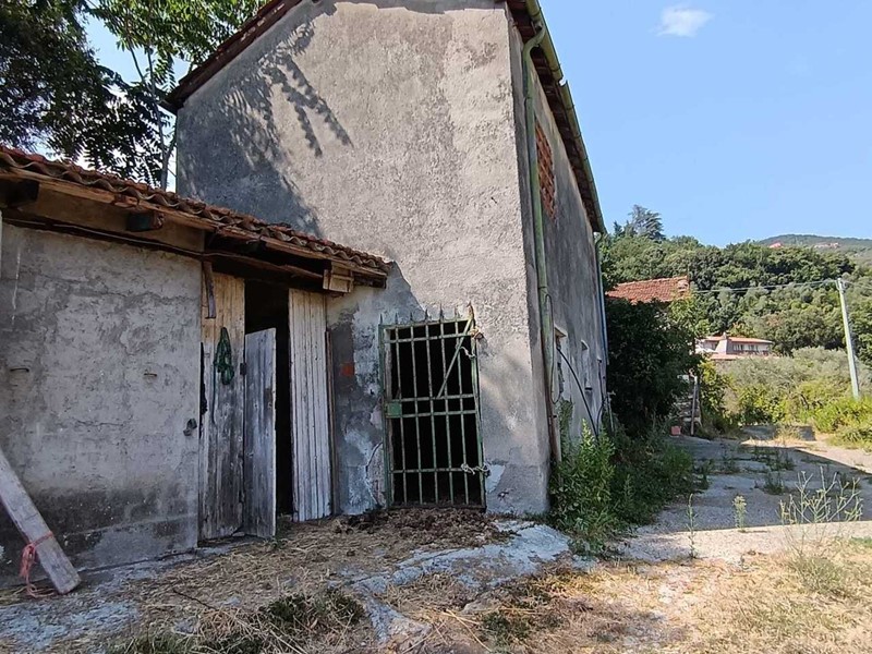 Casa Indipendente in Vendita a Castelnuovo Magra, 350'000&euro;, 500 m²