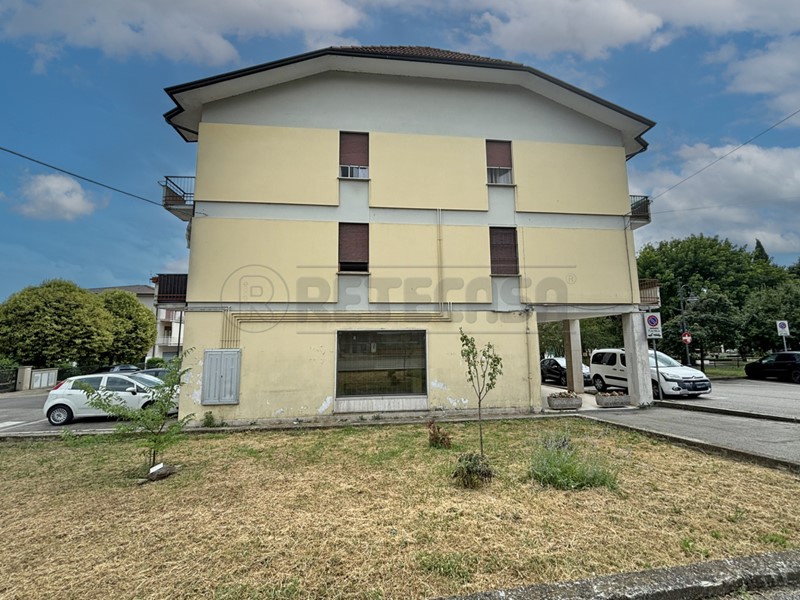 Immobile commerciale in Vendita a Trissino, zona TRISSINO, 145'000€, 149 m²
