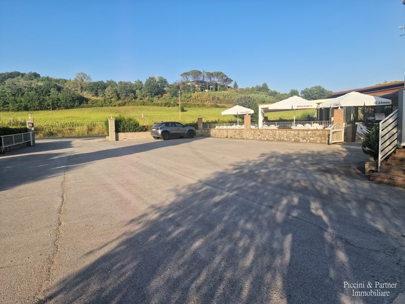 Attività commerciale in Vendita a Perugia, zona Resina, 300'000€, 300 m²