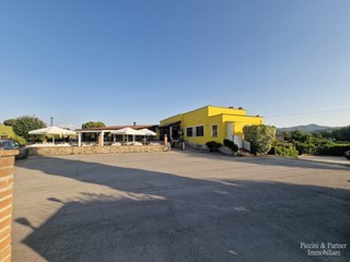 Attività commerciale in Vendita a Perugia, zona Resina, 300'000€, 300 m²