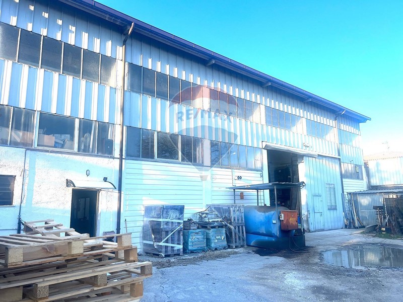 Capannone in Vendita a Foligno, zona Zona Paciana, 180'000€, 340 m²