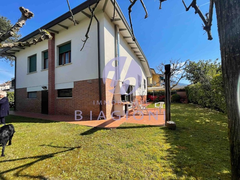 Villa in Vendita a Pietrasanta, zona Tonfano, 980'000€, 180 m², arredato