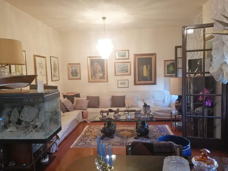 Casa Indipendente in Vendita a Carrara, zona Avenza, 550'000€, 210 m², con Box
