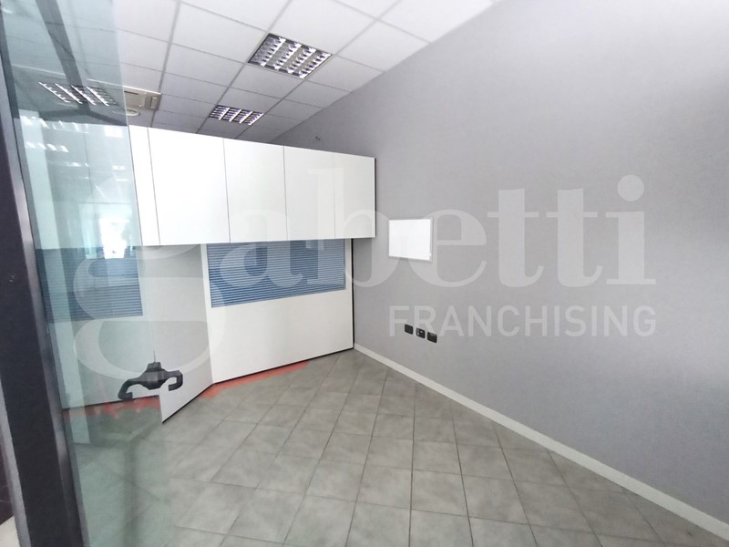 Ufficio in Affitto a Spoleto, 500€, 100 m²