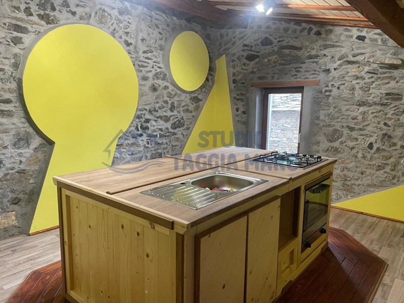 Casa Semi Indipendente in Vendita a Molini di Triora, zona Andagna, 95'000€, 110 m²