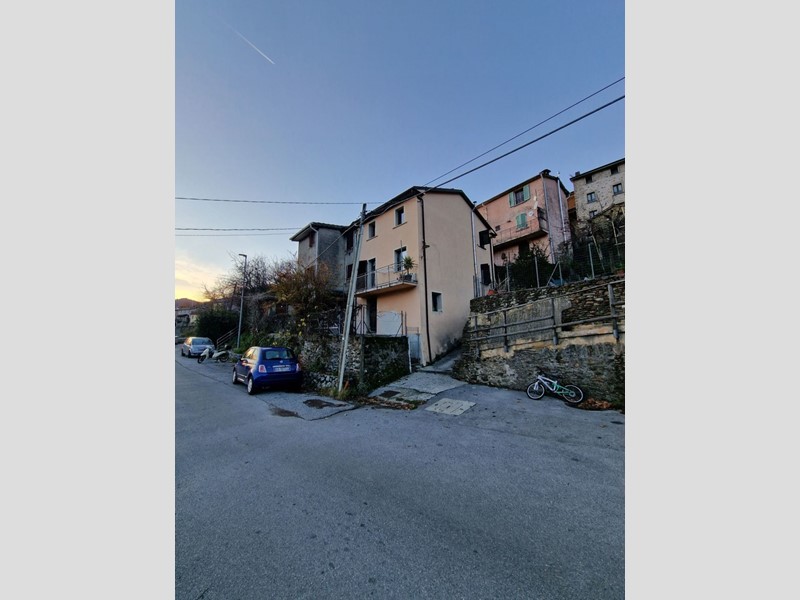 Casa Semi Indipendente in Vendita a Stazzema, zona Terrinca, 90'000€, 146 m²
