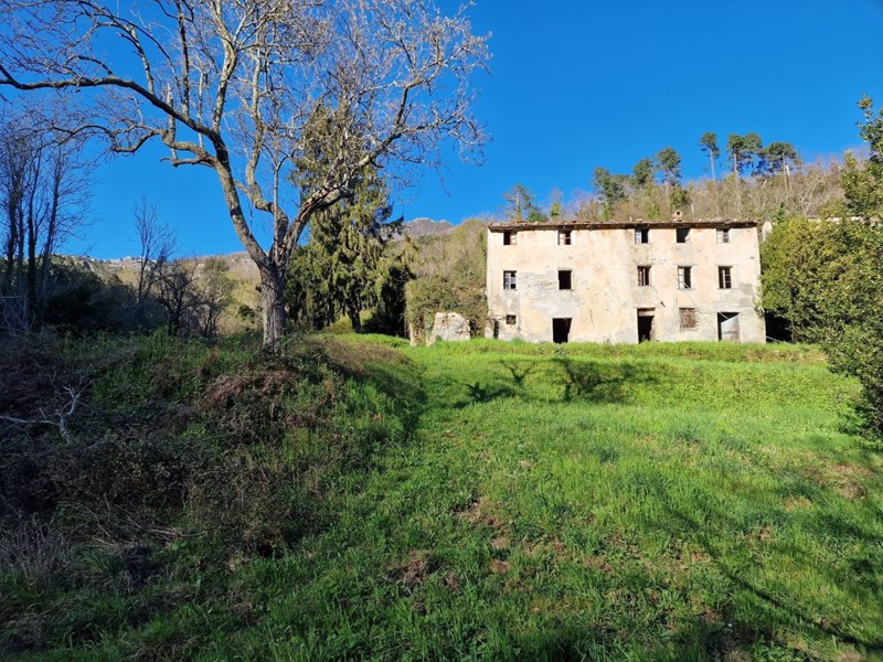 Casa Indipendente in Vendita a Seravezza, zona Centro, 200'000&euro;, 323 m²