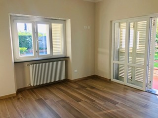 Ufficio in Affitto a Seravezza, zona Querceta, 1'800€, 90 m²