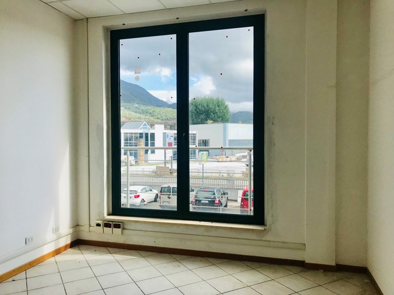 Ufficio in Affitto a Pietrasanta, zona Centrale, 4'000€, 400 m²