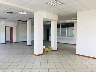 Ufficio in Affitto a Pietrasanta, zona Centrale, 4'000€, 400 m²