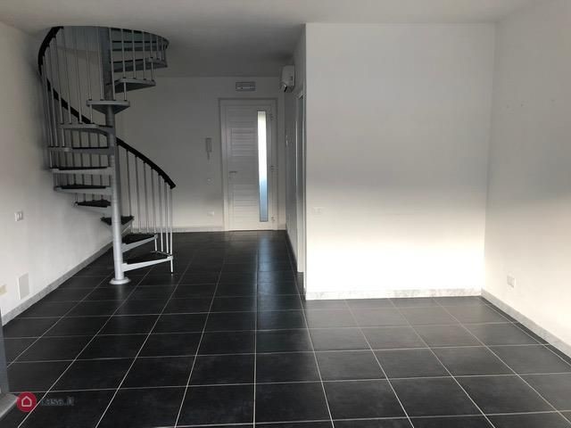 Ufficio in Affitto a Pietrasanta, 700€, 78 m²