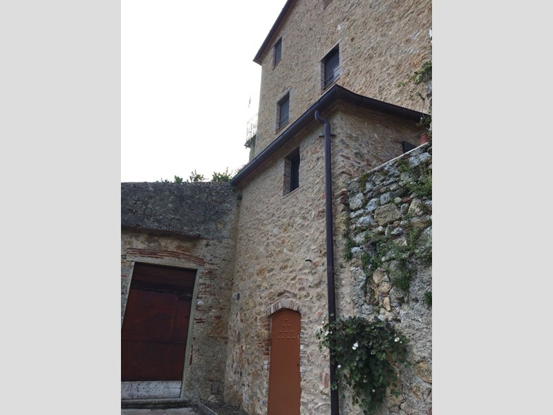 Casa Semi Indipendente in Vendita a Camaiore, zona Colline, 350'000&euro;, 380 m²