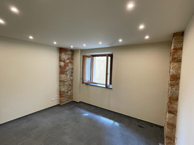 Immobile commerciale in Affitto a Pietrasanta, 2'800€, 185 m²