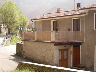 Casa Semi Indipendente in Vendita a Stazzema, zona Stazzema, 85'000€, 110 m²