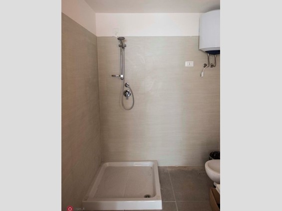 Capannone in Affitto a Pietrasanta, 2'250€, 128 m²