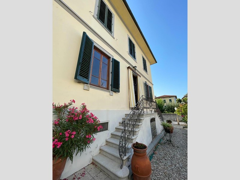 Villa in Vendita a Lucca, zona San Concordio Contrada, 645'000€, 250 m², arredato, con Box