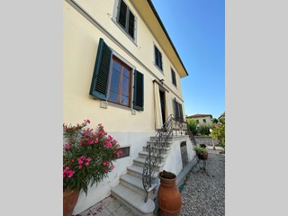 Villa in Vendita a Lucca, zona San Concordio Contrada, 645'000€, 250 m², arredato, con Box