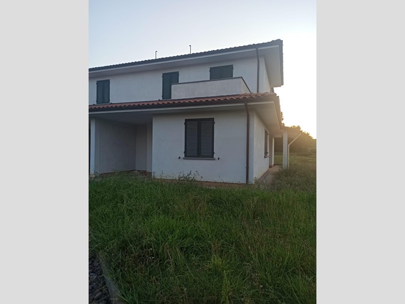 Villa bifamiliare in Vendita a Montecarlo, zona San Piero Luciani, 230'000€, 160 m²