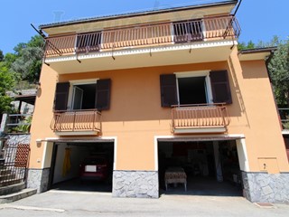 Casa Indipendente in Vendita a Avegno, zona Salto, 359'000€, 227 m²