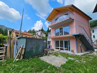 Casa Indipendente in Vendita a Valbrevenna, zona Nenno, 300'000€, 143 m²