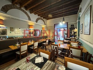 Attività commerciale in Vendita a La Spezia, zona Centro, 180'000€, 130 m², arredato