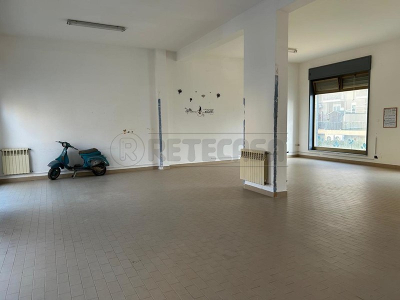 Immobile commerciale in Affitto a Caltanissetta, 550&euro;, 110 m²