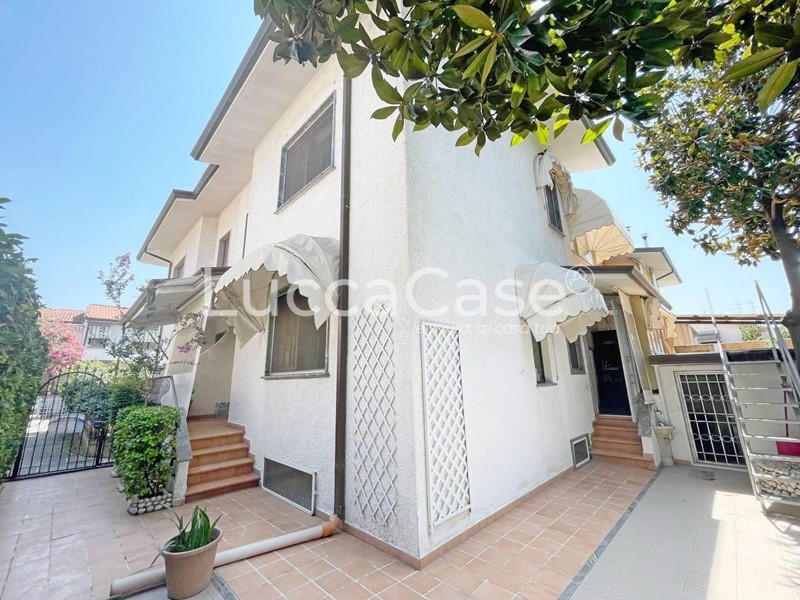 Villa bifamiliare in Vendita a Viareggio, zona Torre Del Lago Puccini, 398'000€, 135 m²