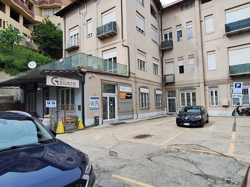 Immobile commerciale in Vendita a Asti, zona centro, 400'000&euro;, 286 m²