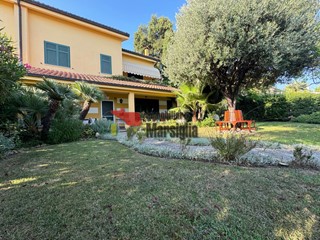 Casa Semi Indipendente in Vendita a Sanremo, 715'000€, 245 m², con Box