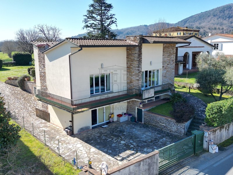 Villa in Vendita a Lucca, zona Ovest, 420'000€, 170 m²