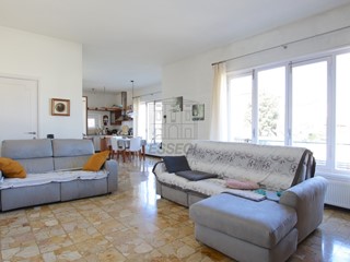 Villa in Vendita a Lucca, zona Ovest, 420'000€, 170 m²
