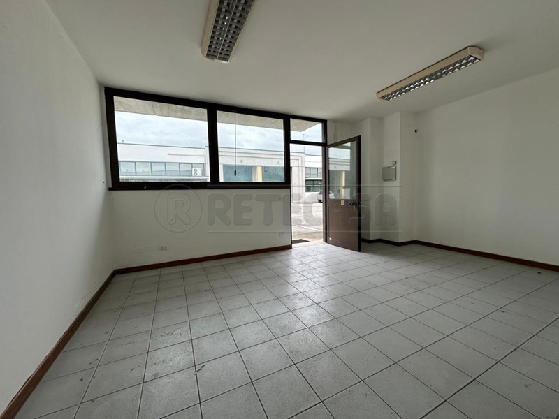 Capannone in Affitto a Mussolente, 1'750€, 500 m²