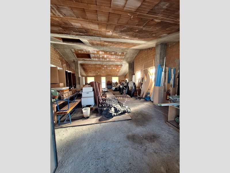 Capannone in Vendita a Viareggio, zona Darsena, 240'000€, 130 m²
