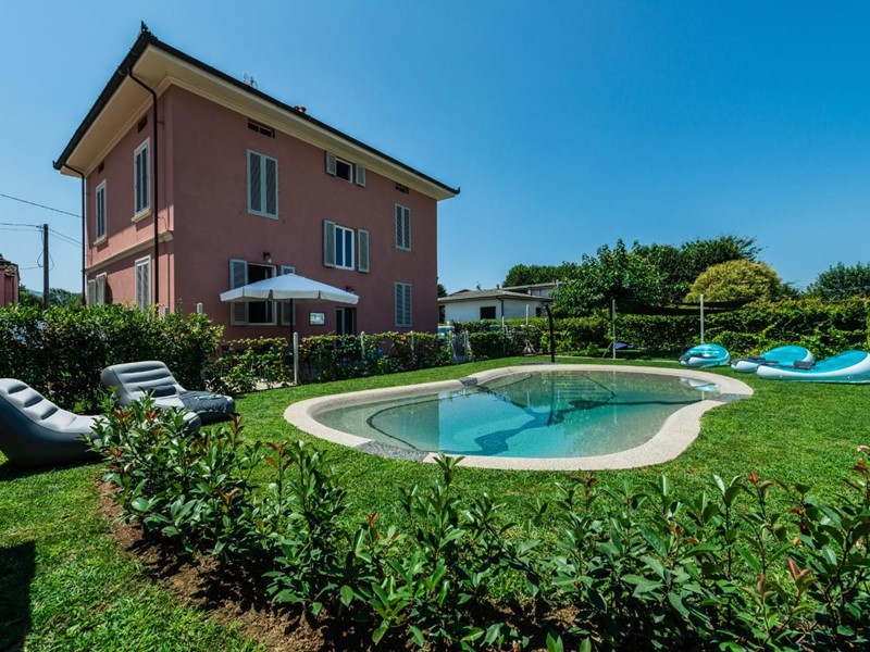 Attività commerciale in Vendita a Lucca, zona Picciorana, 100'000€, 200 m²