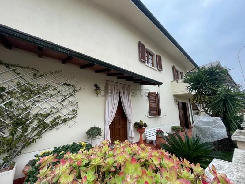 Villa in Vendita a Viareggio, 529'000€, 170 m², con Box