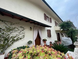 Villa in Vendita a Viareggio, 529'000€, 170 m², con Box