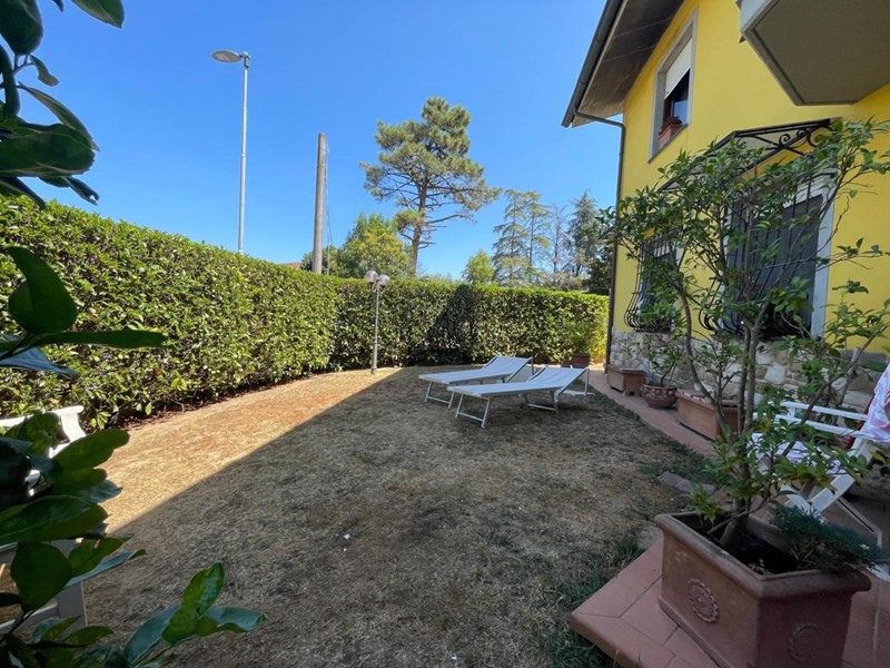 Villa bifamiliare in Vendita a Montecarlo, zona Micheloni, 300'000€, 200 m², arredato, con Box