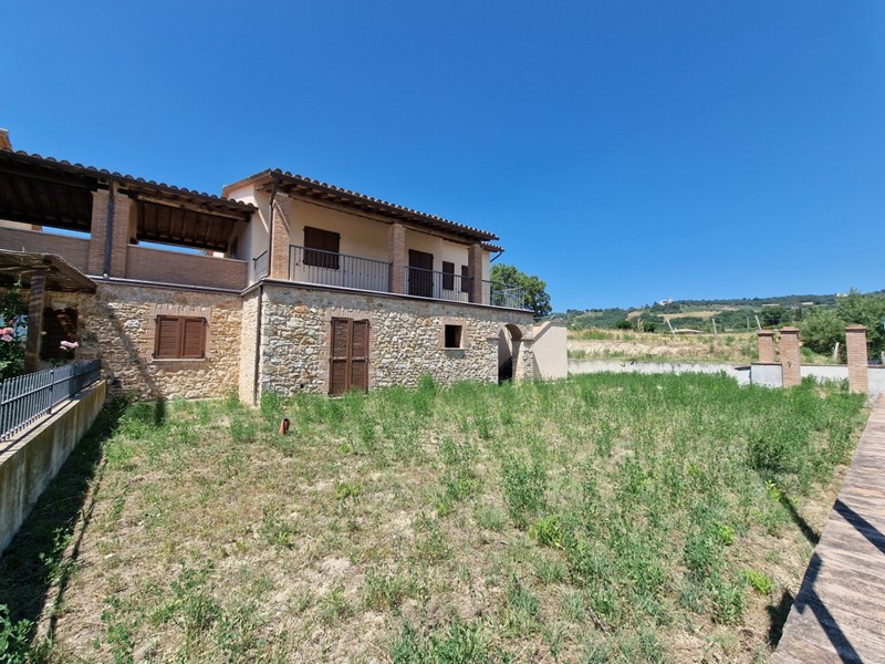 Casa Semi Indipendente in Vendita a Todi, 210'000€, 220 m², con Box
