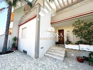Casa Indipendente in Vendita a Melendugno, 270'000€, 266 m², arredato, con Box