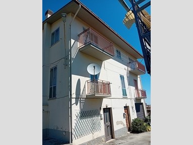 Casa Indipendente in Vendita a Guardiagrele, zona Periferia, 130'000€, 250 m², con Box