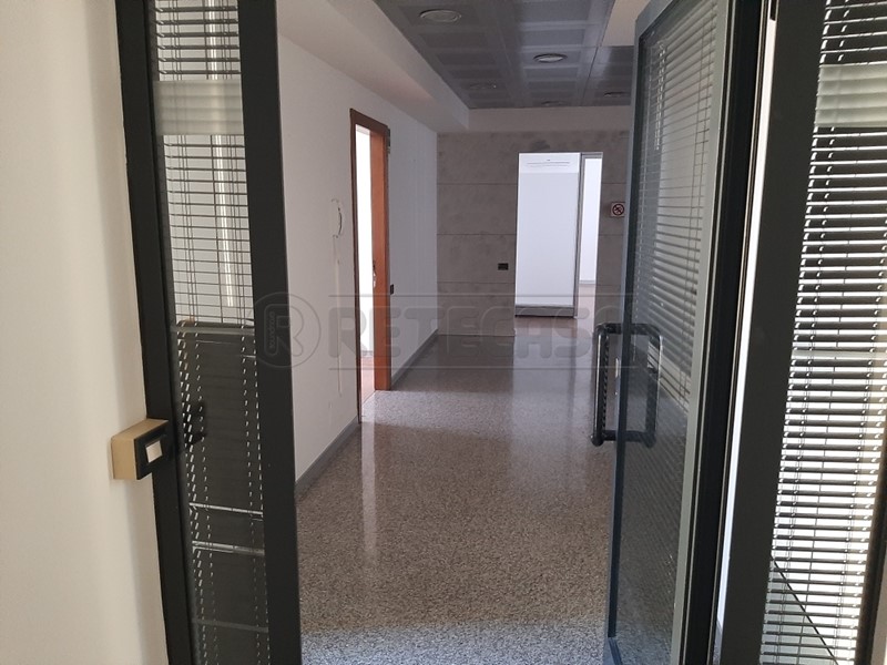 Ufficio in Affitto a Vicenza, 4'300€, 630 m²