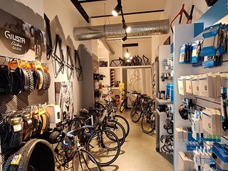 Negozio in Vendita a Asti, 400'000&euro;, 286 m², arredato